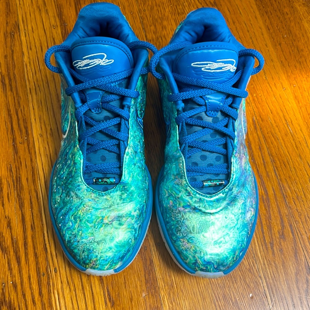 Boys Lebron XXI size 6.5
